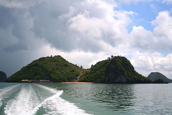 Ba-Mun-island-Bai-Tu-Long-Bay-1